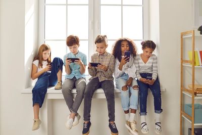 Researchers reveal the earliest age kids should get smartphones